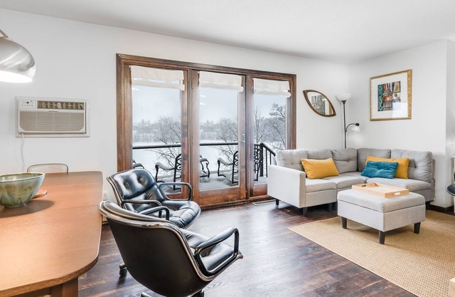 Downtown lakefront: balcony, patio, kayaks, hills for sledding