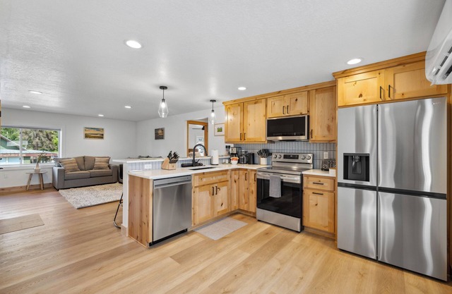 Downtown Loft 203 - half block from lake, restaurants, and shopping