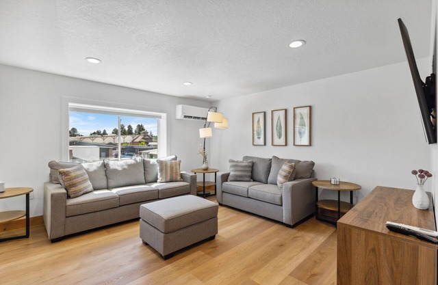 Downtown Loft 205 - half block from lake, restaurants, and shopping