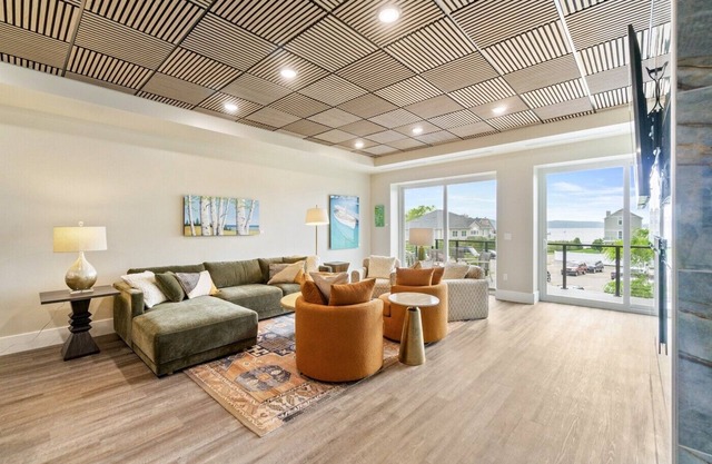 Downtown Loft + 45’ Slip – Walk to Lake & Dining
