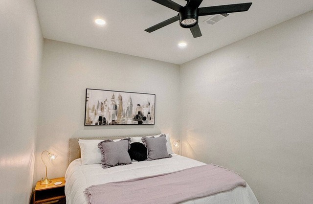Downtown Loft nCozy 1-bedroom apartment in adorable Aberdeen with WiFi
