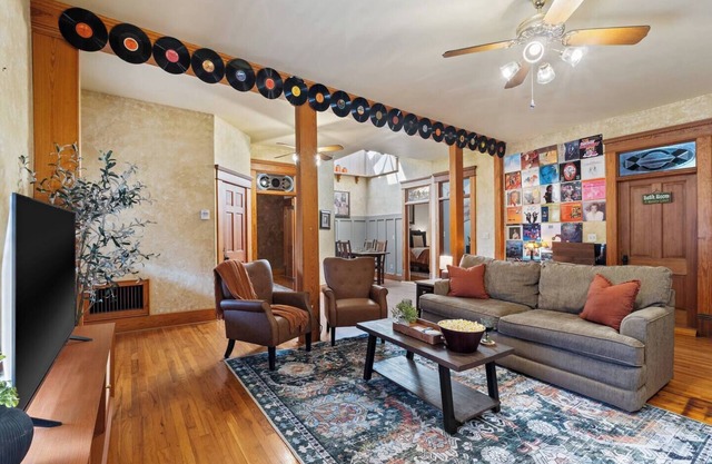 Downtown Loft: Parking, Balcony, Records, Sleeps 6