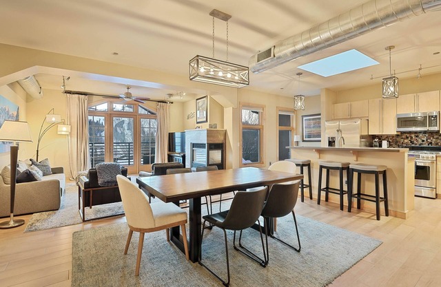 DOWNTOWN LUXURIOUS PENTHOUSE CONDO W/PRIVATE SKI LOCKER