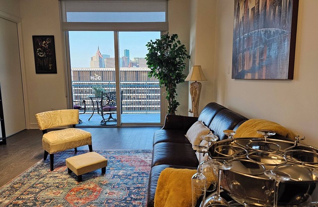Downtown Luxury High-Rise Retreat: Panoramic City Views & Modern Amenities