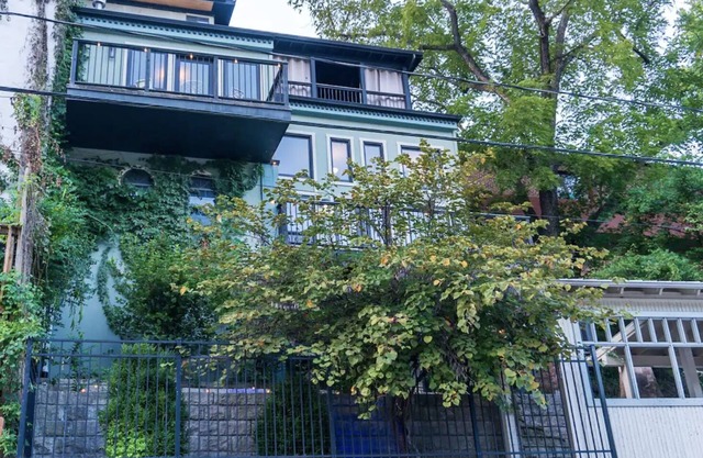 Downtown luxury, full amenities with parking