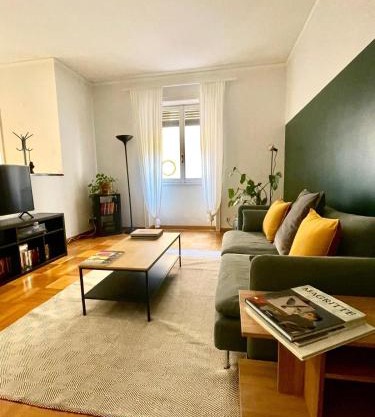 Downtown Milan Chic Apartment - Quiet Retreat with Free WIFI & Air Conditioning