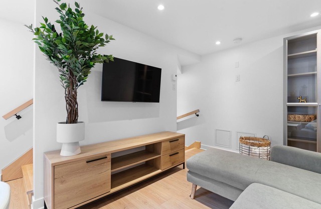 Downtown MTL's Exclusive 1-BR Tiny House Retreats: 30-Day Urban Escapes!