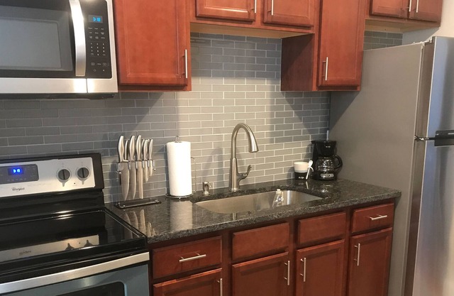 Downtown Newport * Walk Everywhere * 2 BDRM * Sleeps 6