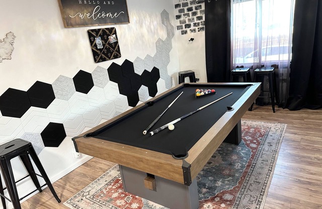 Downtown oasis. Abundance of Entertainment & Amenities Hot Tub King Bed