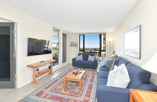 Downtown Ocean & Mountain Views with Parking
