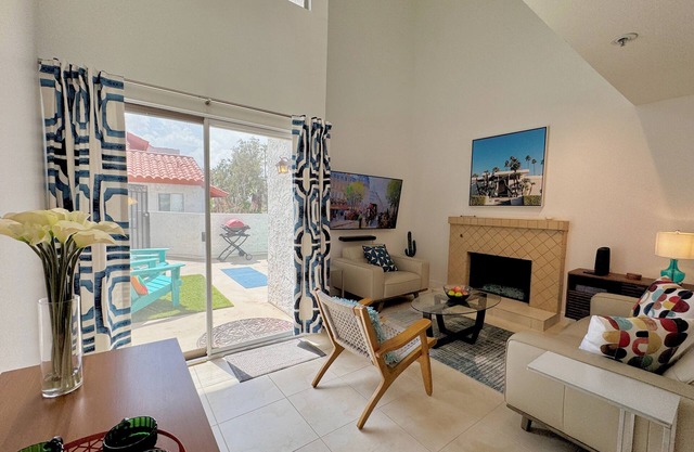 Downtown Palm Springs Holiday Loft – New Decor, View Patio, S/W Pools