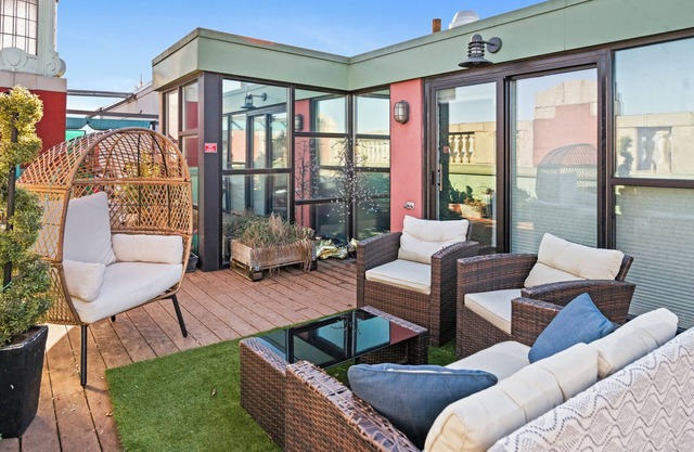 Downtown Penthouse Loft with Roof Patio and free parking