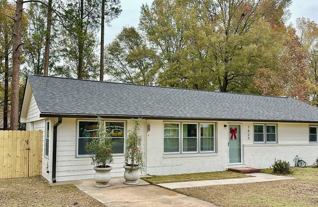 Downtown Perry Cozy 4-bedroom house with fenced backyard