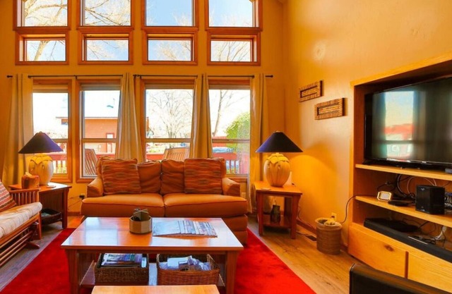 *Downtown Prescott *BBQ Grill *Private Yard *Pets
