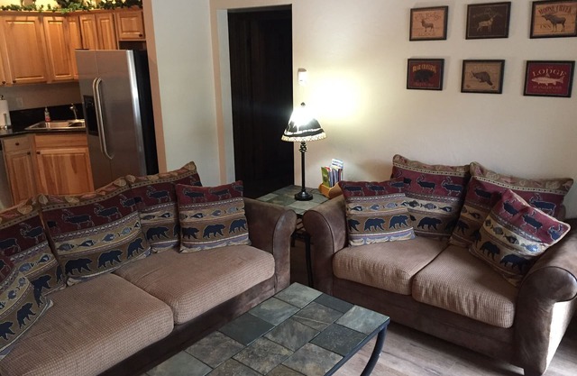 *Downtown* Private Hot Tub, Garage, Fireplace & Washer/Dryer