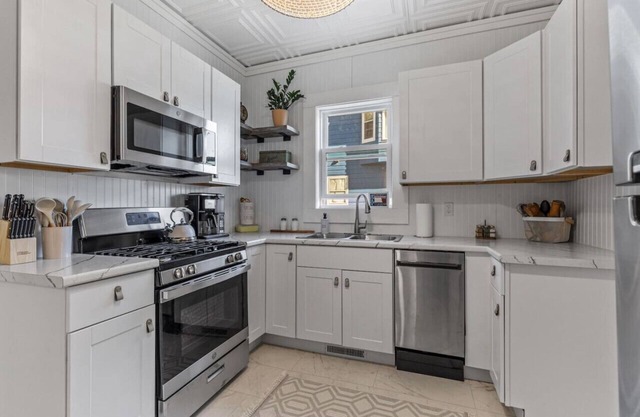 Downtown Retreat - Cozy Home Near Iconic Downtown