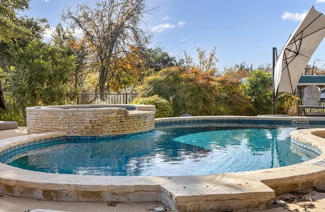 Downtown Retreat Sweet Romance | Walk to Main | Shared Pool & Hot Tub
