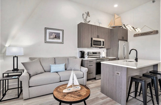 Downtown riverfront condo walkable to dining, shopping & nightlife