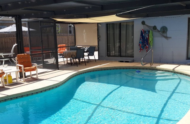 Downtown Safety Harbor 2 Bed 1 Bath Pool Home, 20 minutes from Clearwater beach