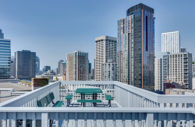 Downtown Seattle Condo w/Rooftop Deck + Views!