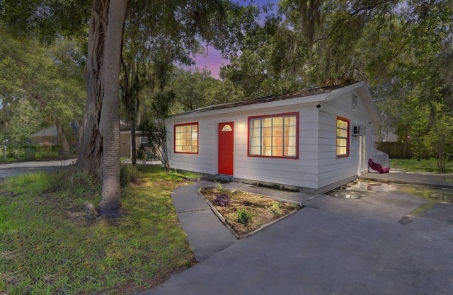 Downtown Single Family Modern Bungalow close to beaches and dining by RedAwning