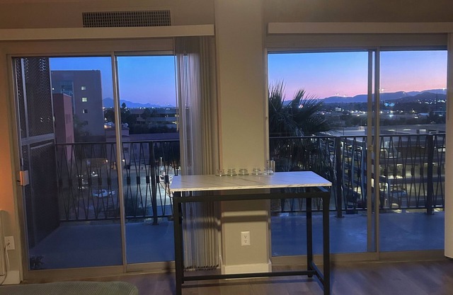 Downtown-Spacious 1bdrm, Desert Views, City Lights, Fitness Room, Pool & WiFi