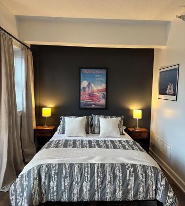 Downtown Studio with Full Kitchen and Bath
