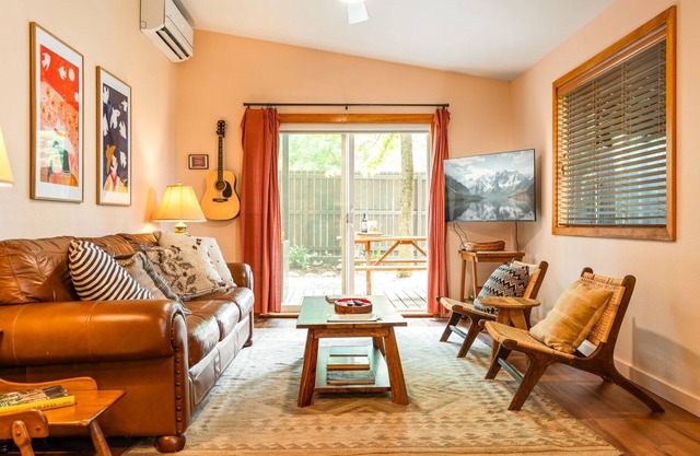 Downtown Townhome - Sauna HotTub Fire pit - Pet friendly