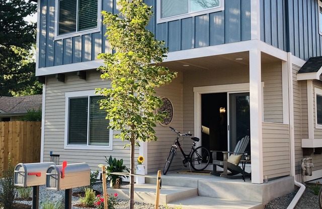 Downtown Townhouse + Bikes
