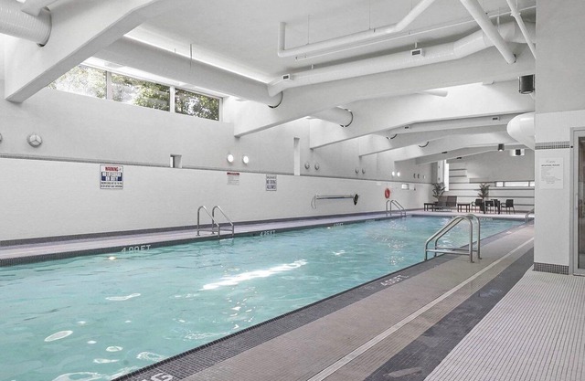 Downtown Vancouver, 1 Bd room and den, pool, gym, free parking, skytrain, view