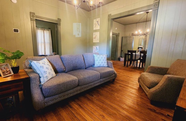 Downtown Victorian + Wi-fi. Pets Welcome. Couple Block From Parks / Downtown.