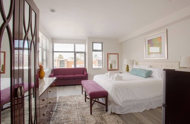 Downtown View 4 Sleepers Studio- Great for Getaway