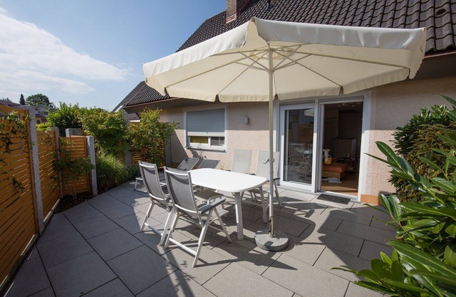 "Dr Saretz" vacation apartment with partial lake view, private terrace and WiFi