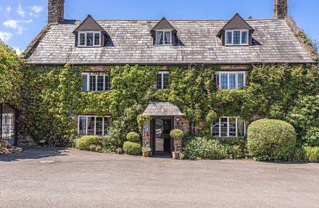 DRAGON HOUSE, pet friendly, luxury holiday cottage in Dunster