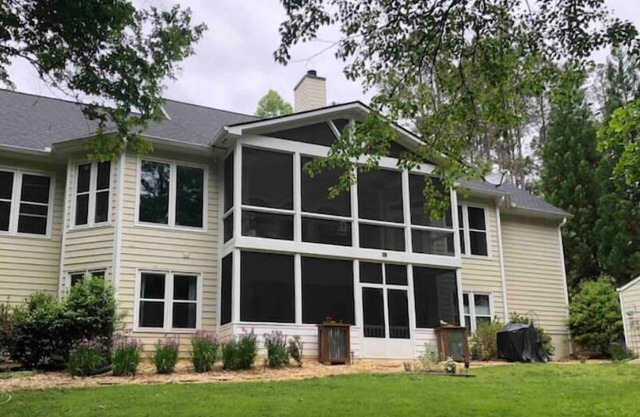 Dragonfly cove-2 bedroom private apartment on lake