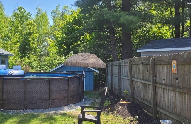 Dragonfly Den, 2 bdrm with sauna, fire pit, hot tub. 2 min drive to downtown