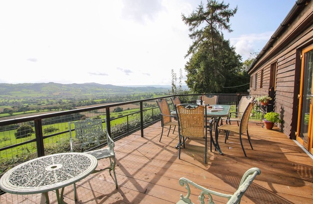 DRAGONFLY LODGE, pet friendly, with a garden in Minsterley
