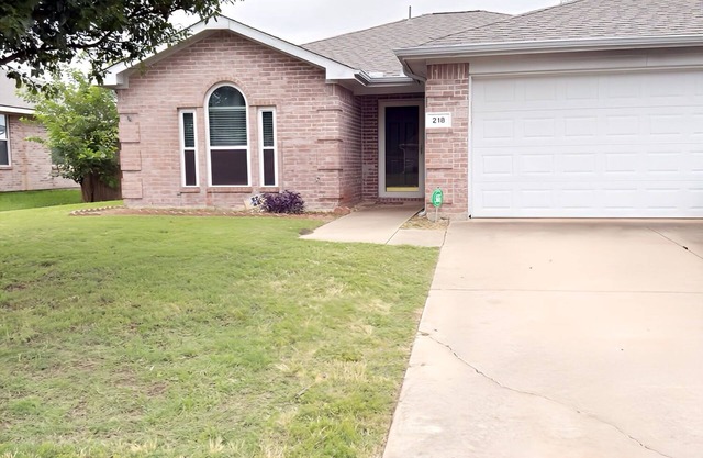 Dream away in this charming 3 beds home with split bedrooms for added privacy.
