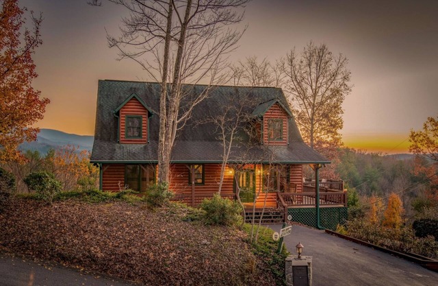 Dream Catcher- Blue Ridge GA |Hot tub | 4 Bed, 3 Bath Fenced Back Yard | Wifi