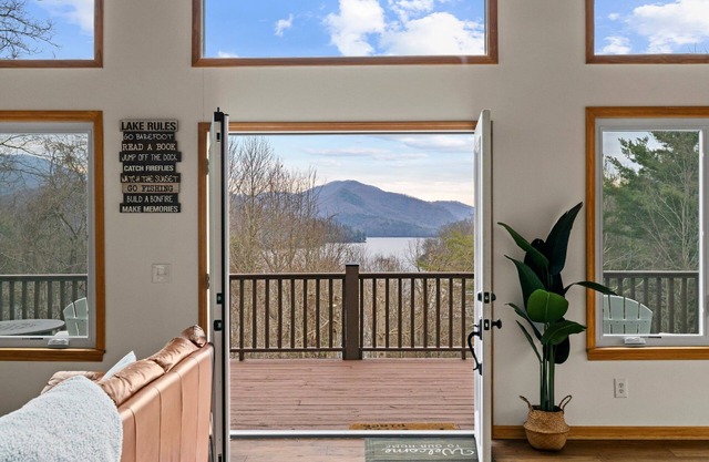 Dream Chaser Chalet at Nantahala Lake- Kayak/Dock/Firepit/Game Room/Movie Room
