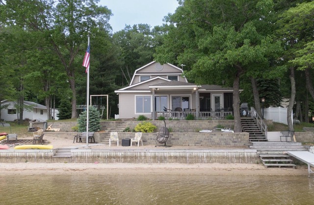 Dream escape 5-bedroom LAKEFRONT Cottage for families & groups