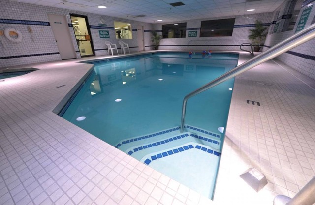 Dream Family Vacation! 2 Comfortable Units, Indoor Pool, Near Taco Bell Arena!