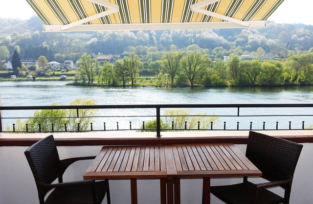 Dream location - Exclusive luxury apartment Zell Mosel with balcony 10 meters from the water