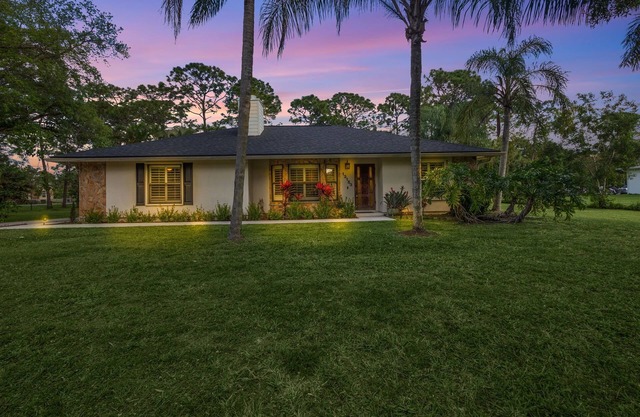 Dream Stay: House with Pool, 1.5 Acres, 15 Min to Jupiter Beach & Shops