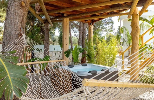 Dream Tree Suite with Jacuzzi | D PALM Premium Living