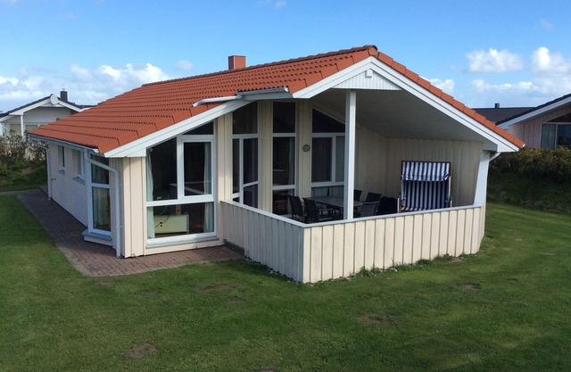 Dream vacation home directly on the North Sea coast only 150m from the beach with sauna, wood-burning stove