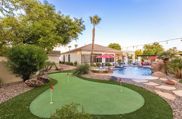 Dream Vacation Heated Pool Oasis! Sleeps 10