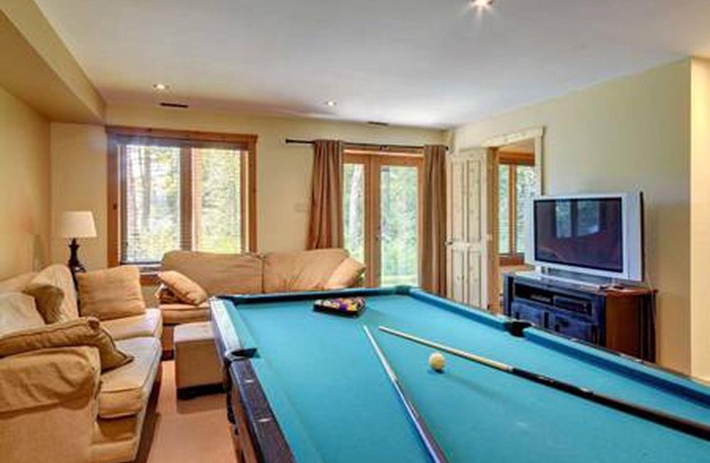 Dream vacation in a log cabin at the lake Mont Tremblant, Canada