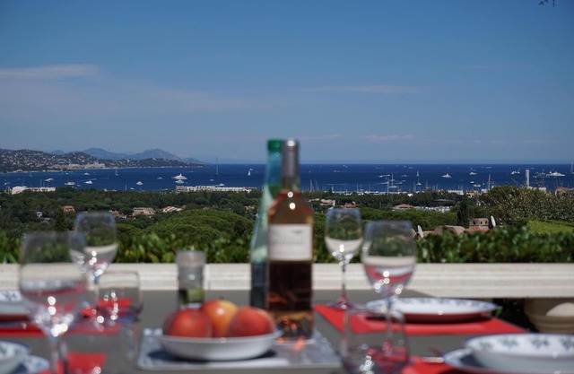 DREAM VIEW! Terrace, pools, tennis, parking, A/C, top WiFi (workation), 2 wc