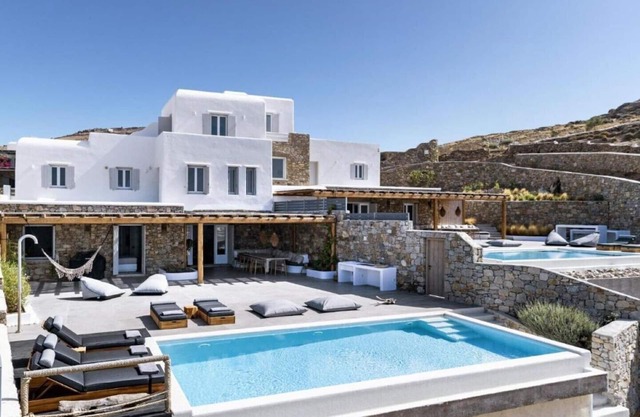 Dream View Villa, 2 min walk to the sandy beach! 11 bedroom accommodation